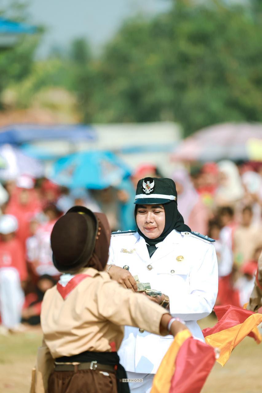 IBU KEPALA DESA LEBAK WANGI memberikan Saweran kepda Anak Pramuka PRESTASI Di HUT RI 81