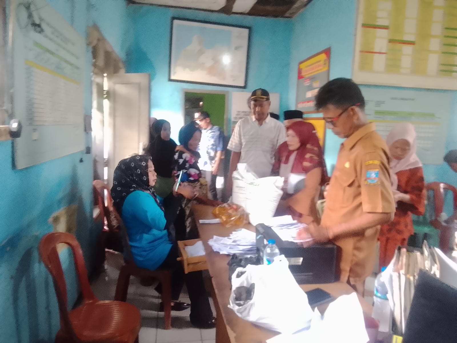 Pembagian Bantuan Bulog di Kantor Desa Lebak Wangi