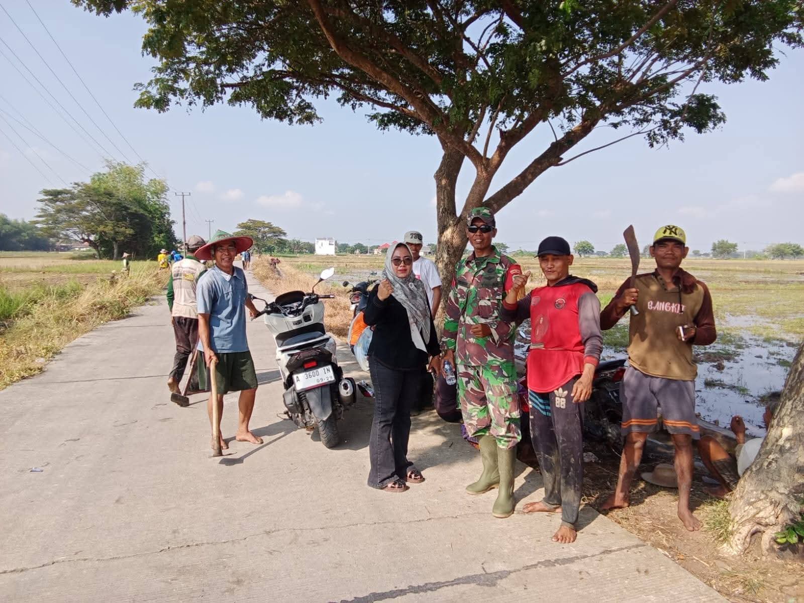 Gotong Royong Para Petani Membersihkan Saluran Air dan Drainase