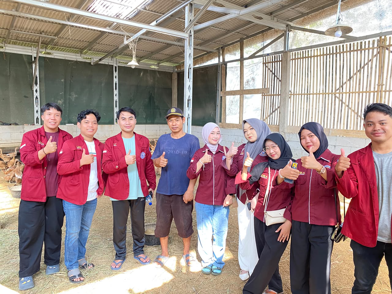 Mahasiswa KKM 28 UNIBA Mengunjungi Sekaligus Mengobservasi Peternak Bebek di Desa Lebak Wangi