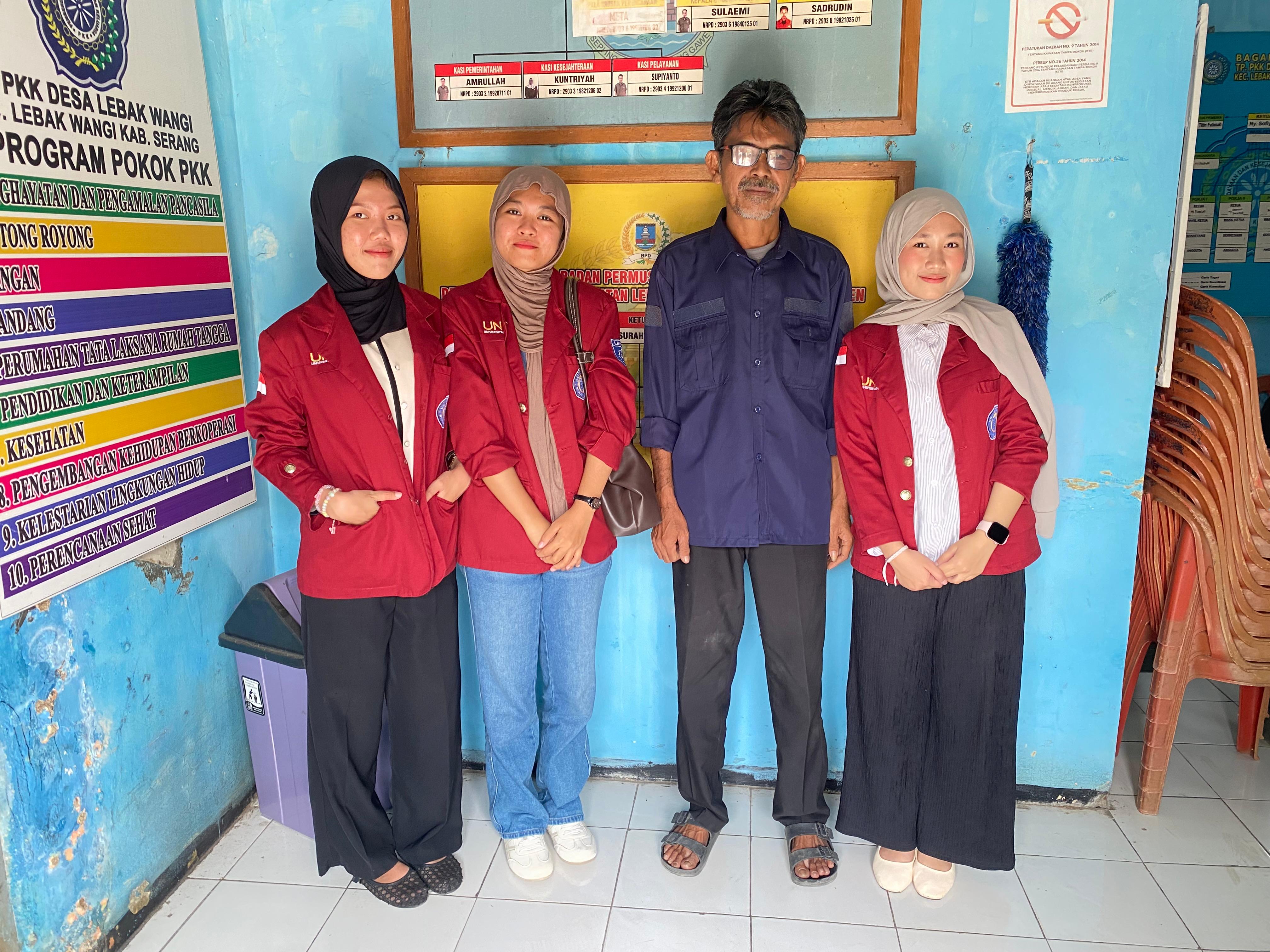 Mahasiswa KKM 28 UNIBA Wawancara Potensi Desa dengan Perangkat Desa Lebak Wangi