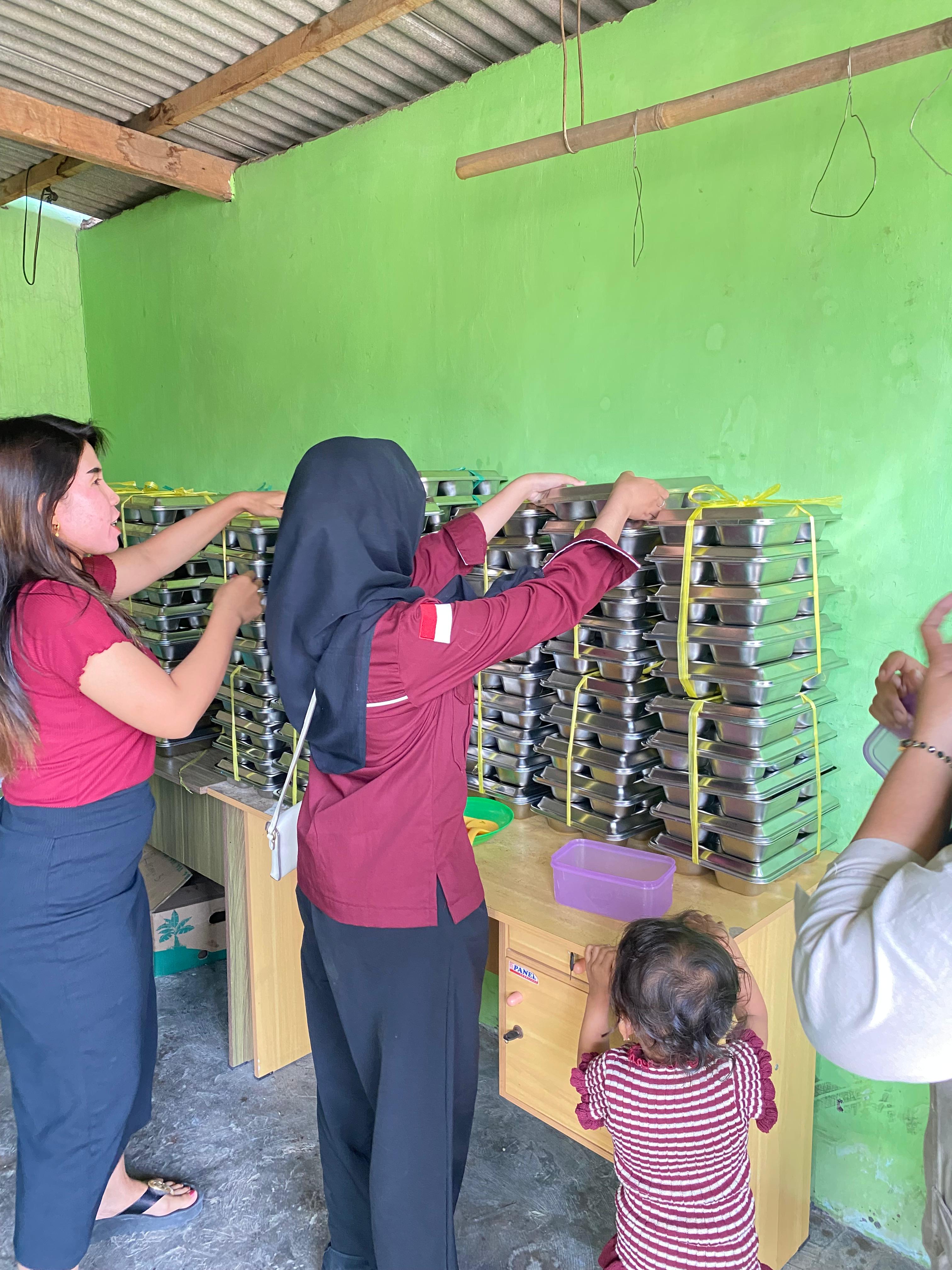Mahasiswa KKM 28 UNIBA Partisipasi Menyalurkan MBG