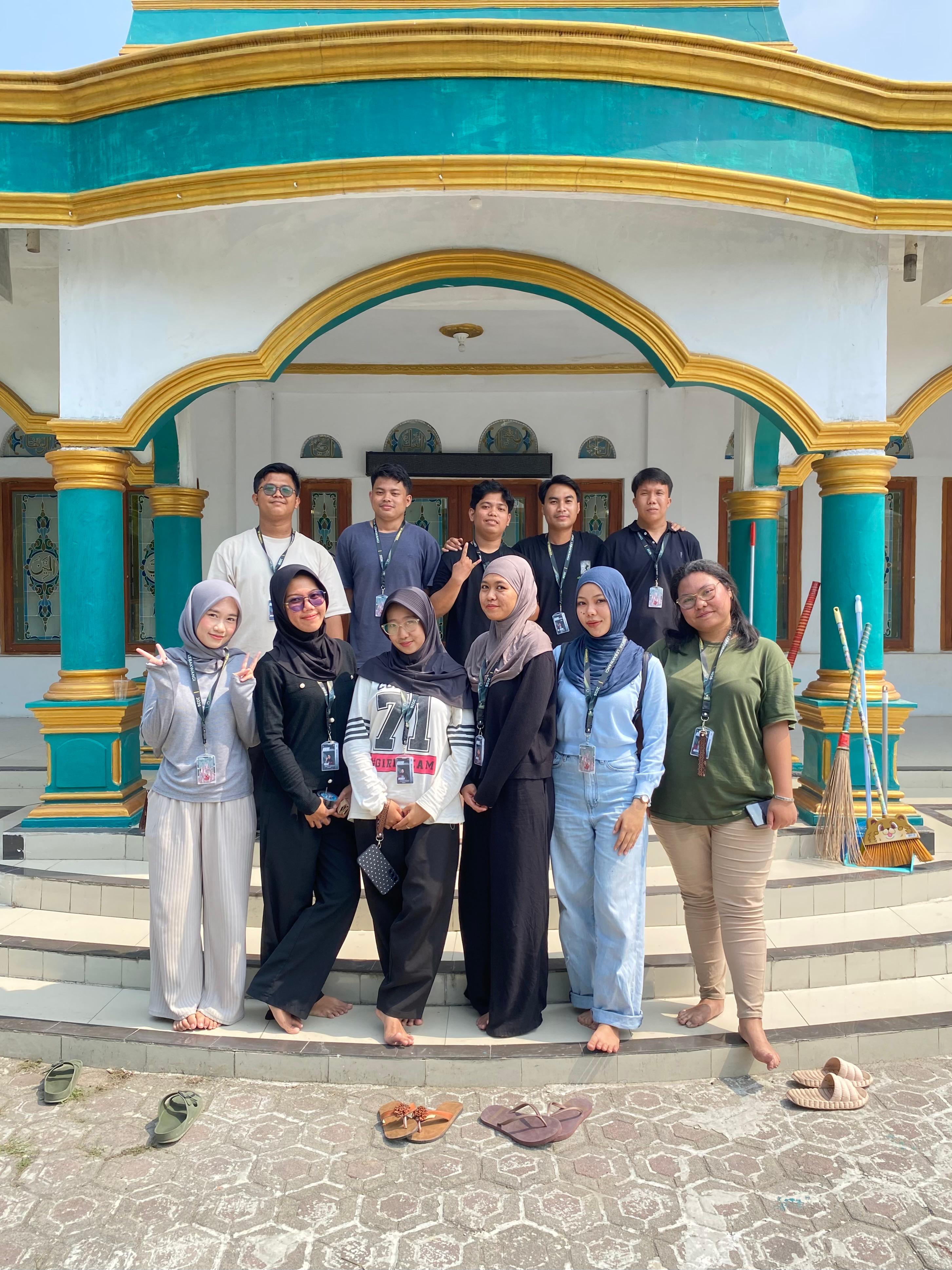 Mahasiswa KKM 28 UNIBA Mengadakan Kegiatan Gotong Royong Masjid Al-Muttaqin di Desa Lebak Wangi