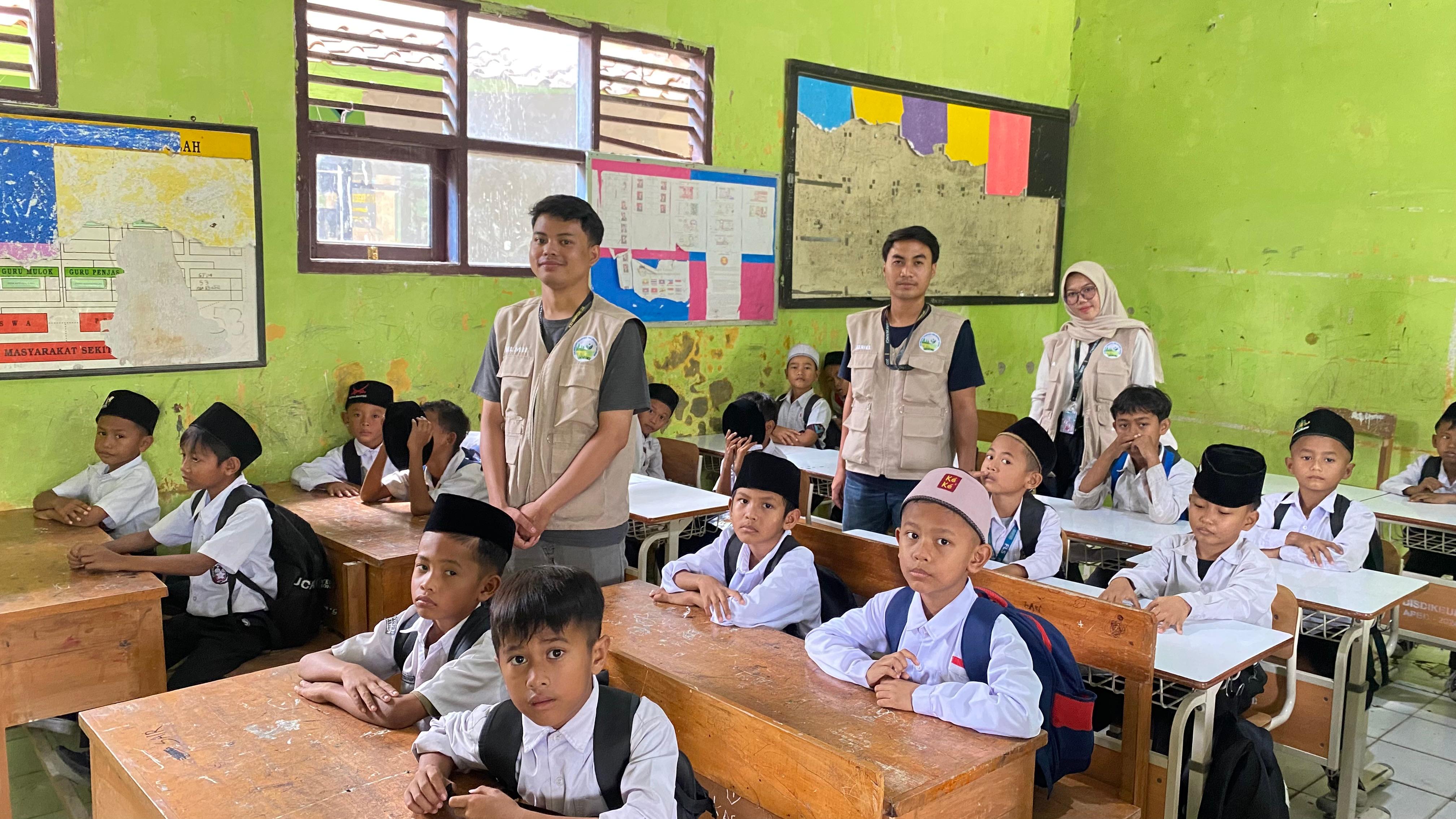 Mahasiswa kkm 28 UNIBA Melakukan Kegiatan Mengajar di SDN Lebak Kepuh 2