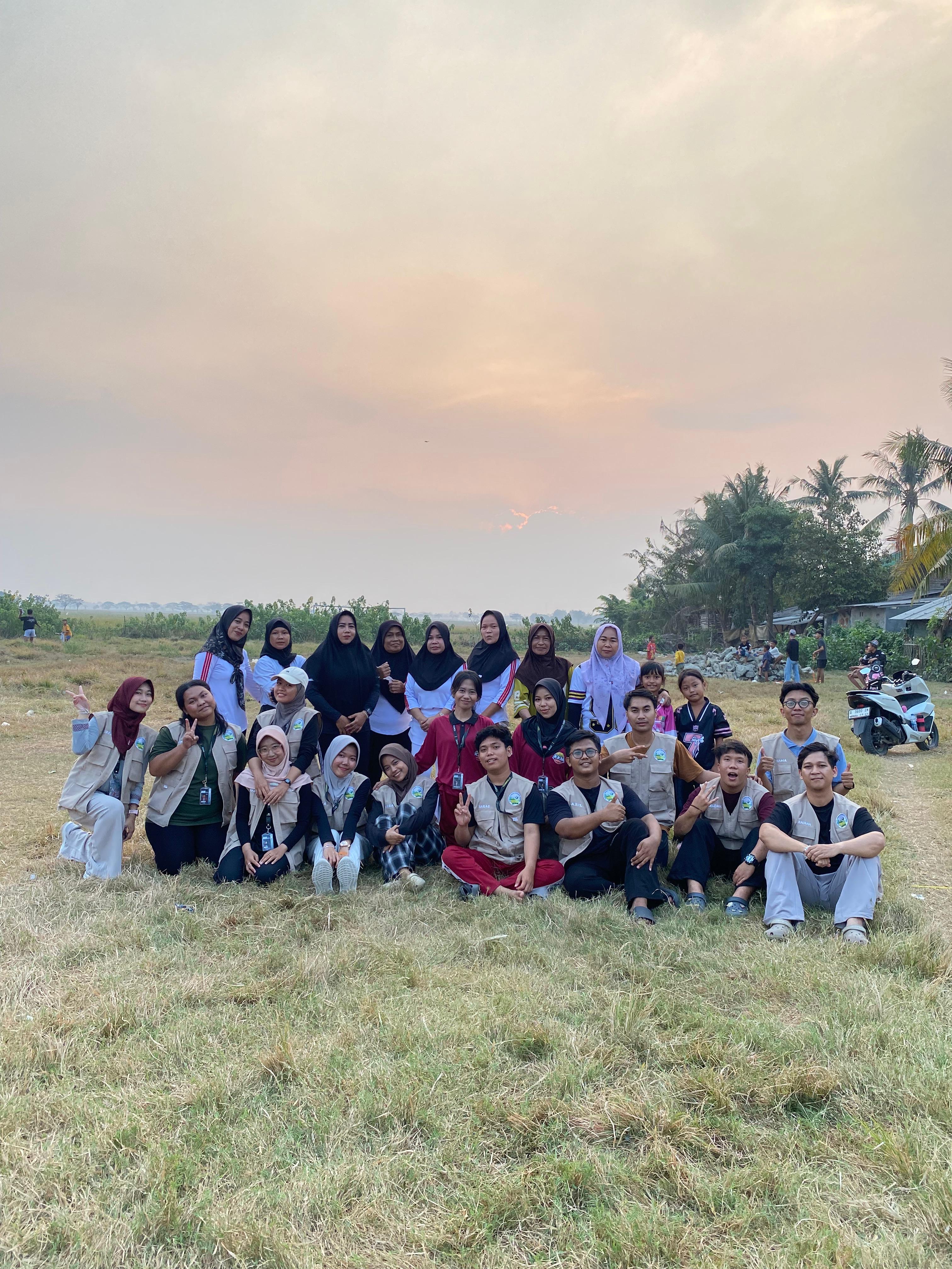 Mahasiswa kkm 28 UNIBA Melakukan Kegiatan Senam bersama Warga Desa Lebak Wangi